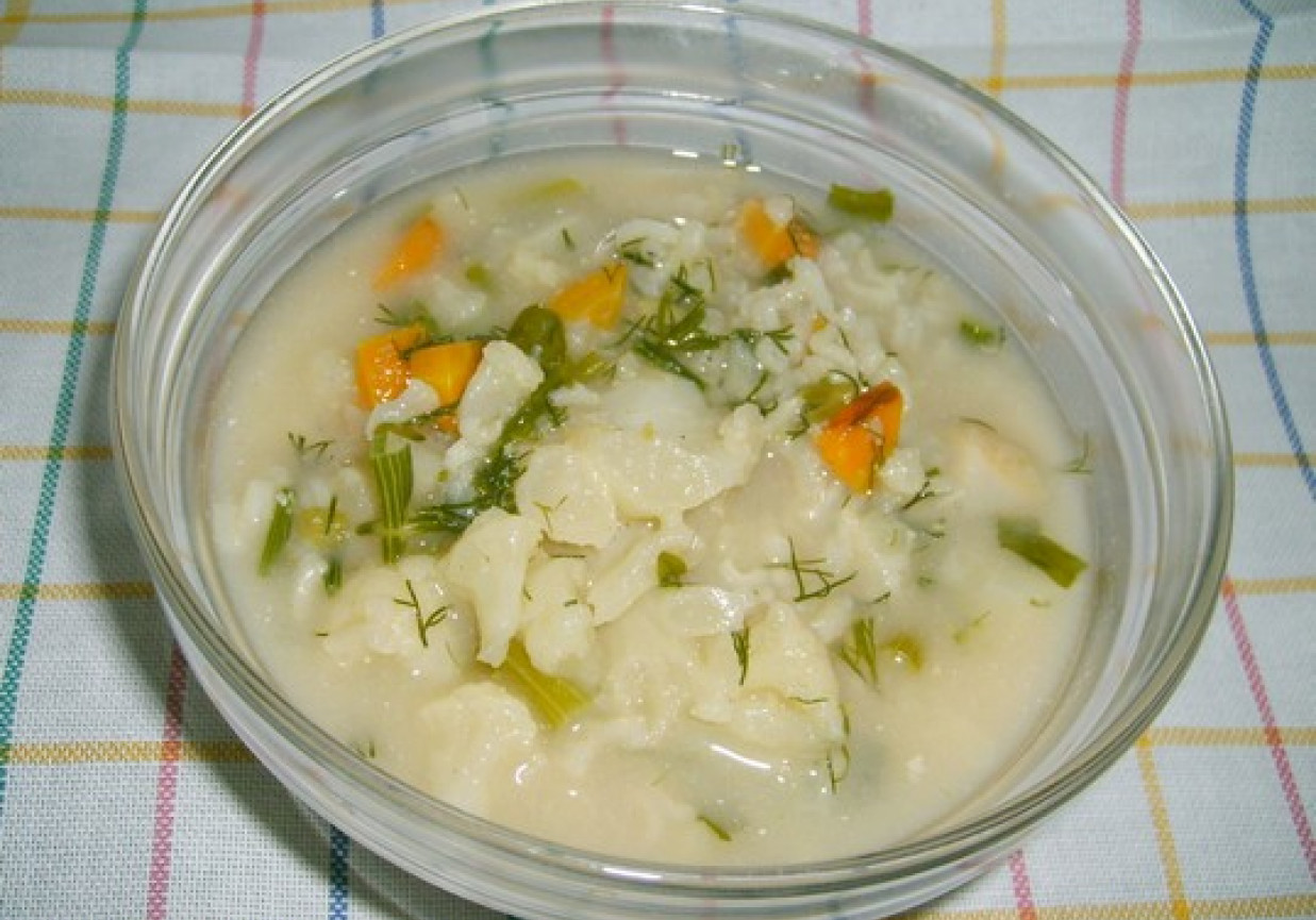 kalafiorowa z ryżem zupa foto