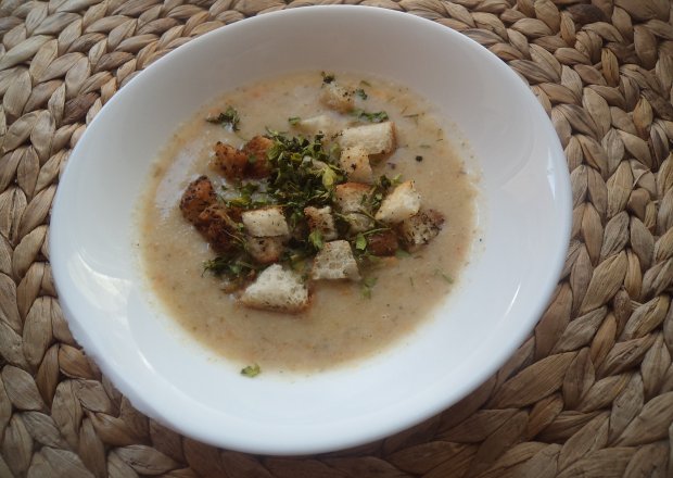 Fotografia przedstawiająca Kalafiorowa zupa krem -zaserwowana z grzankami ziołowymi i suszoną pietruszką :)