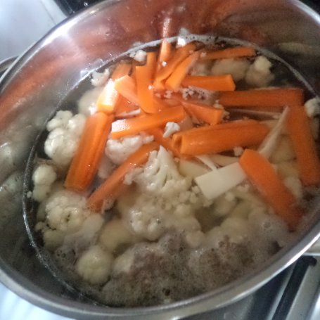 Krok 4 - Kalafiorowa zupa krem -zaserwowana z grzankami ziołowymi i suszoną pietruszką :) foto