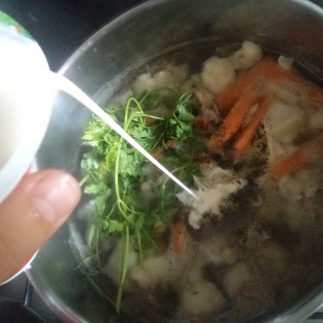 Krok 5 - Kalafiorowa zupa krem -zaserwowana z grzankami ziołowymi i suszoną pietruszką :) foto