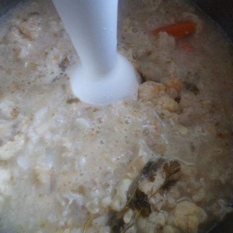 Krok 6 - Kalafiorowa zupa krem -zaserwowana z grzankami ziołowymi i suszoną pietruszką :) foto