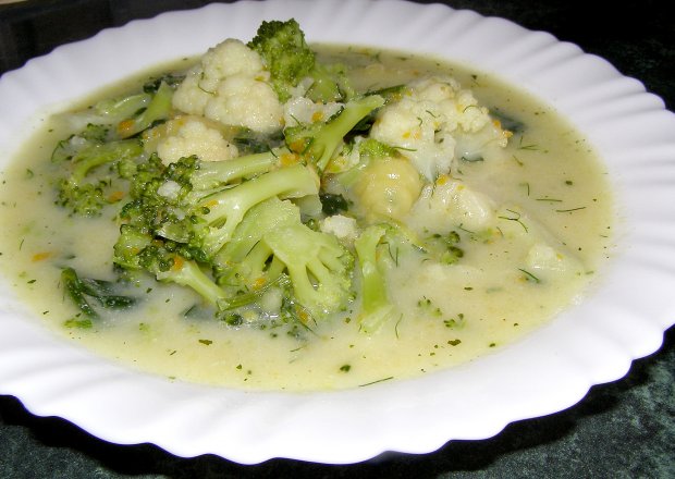Fotografia przedstawiająca kalafiorowo-brokułowa zupa na mleku z makaronem...