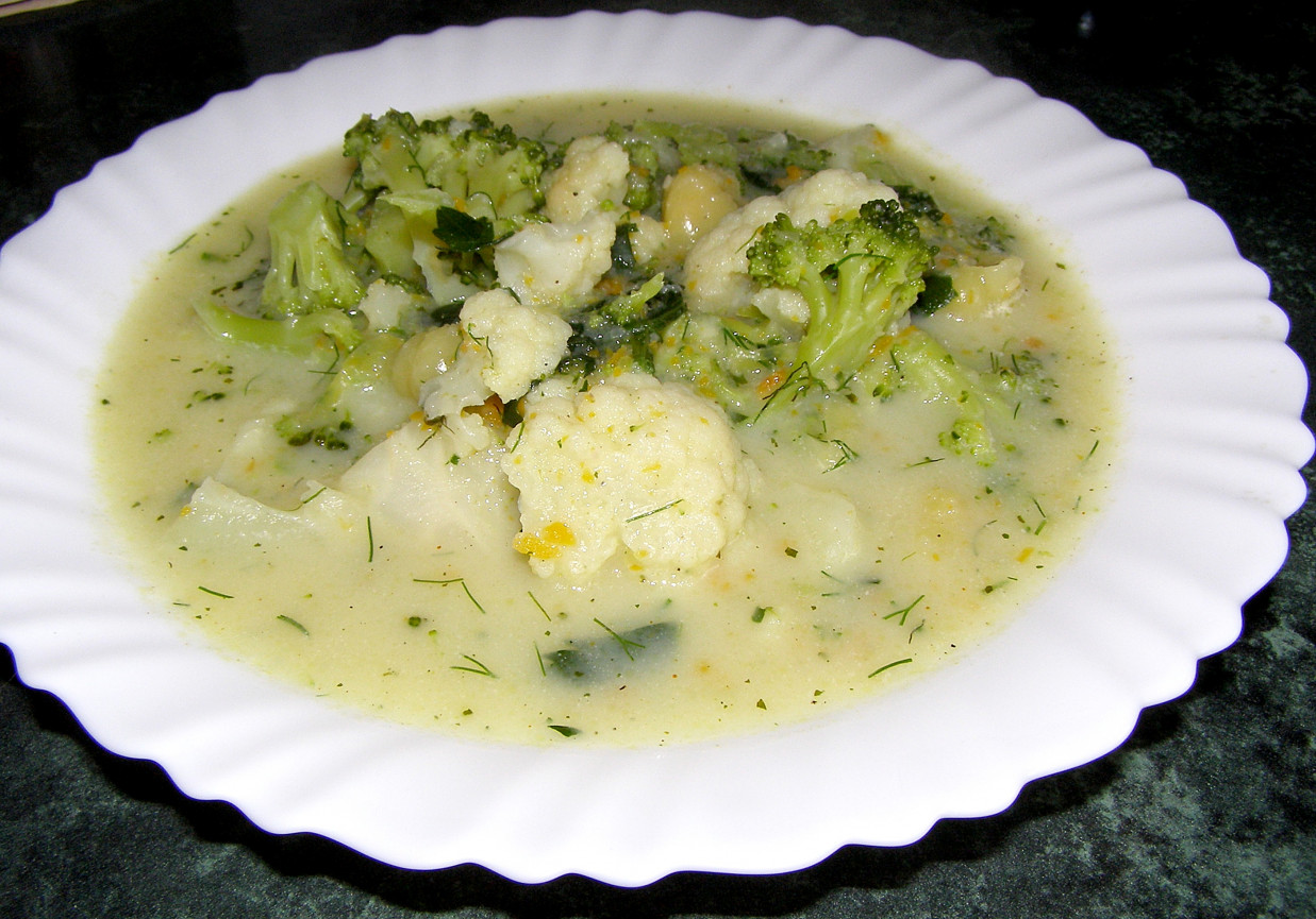 kalafiorowo-brokułowa zupa na mleku z makaronem... foto