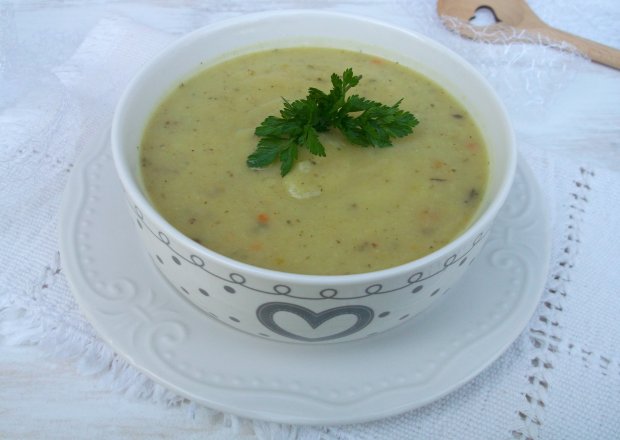 Fotografia przedstawiająca Kalafiorowo- cukiniowa zupa krem.