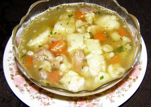 Fotografia przedstawiająca kalafiorowo-jarzynowa zupa na pikantnie...