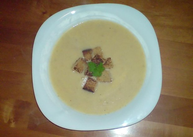 Fotografia przedstawiająca kalafiorowo-serowa zupa krem