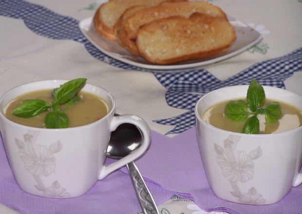 Fotografia przedstawiająca Kalafiorowy krem, czyli lekka zupa z grzankami :)