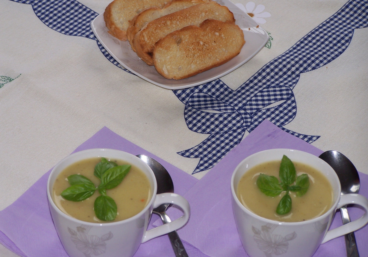 Kalafiorowy krem, czyli lekka zupa z grzankami :) foto