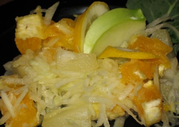 Fotografia przedstawiająca Kalarepa z ananasem i pomarańczą- surówka