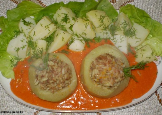 Fotografia przedstawiająca Kalarepki faszerowane w sosie pomidorowym  :