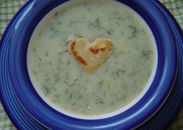 Fotografia przedstawiająca Kalarepkowa zupa kremowa z koperkiem