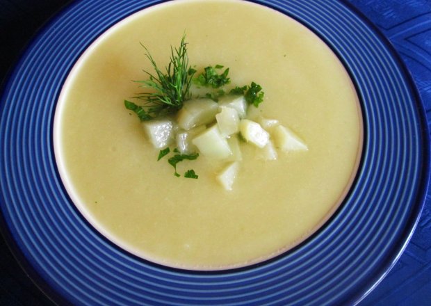 Fotografia przedstawiająca Kalarepkowa zupa