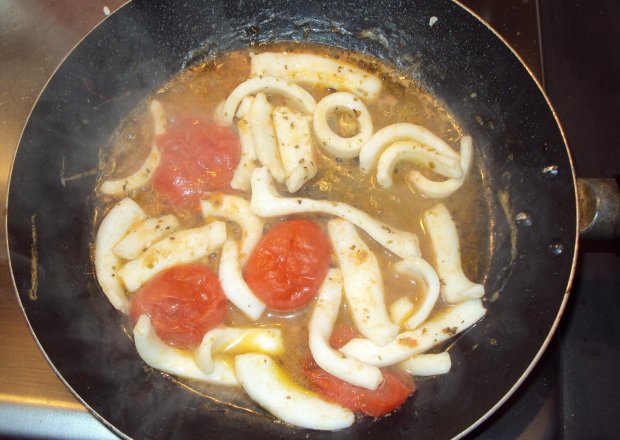 Fotografia przedstawiająca Kalmary w Sosie ze świeżych pomidorków