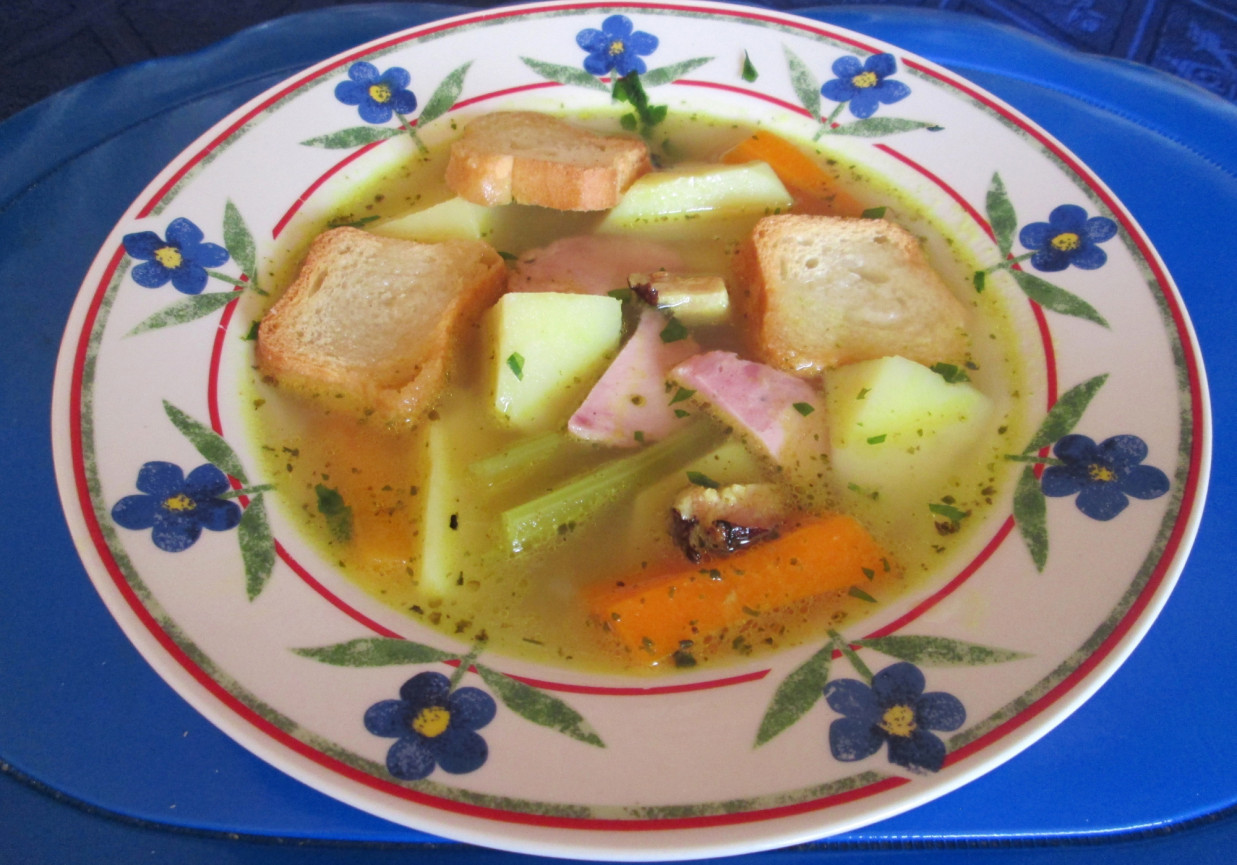Kaloryczna zupa ziemniaczana foto