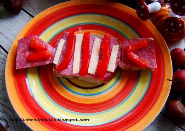 Fotografia przedstawiająca Kanapeczka cukiereczek z salami