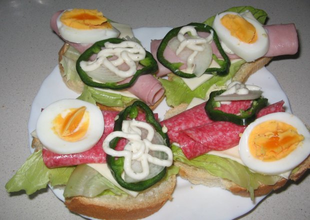 Fotografia przedstawiająca Kanapeczki z jajkiem i salami i szynką
