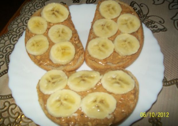 Fotografia przedstawiająca Kanapeczki z masłem orzechowym i bananem