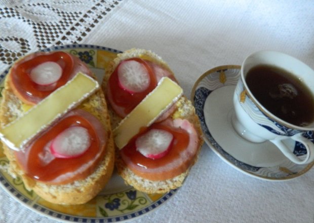 Fotografia przedstawiająca Kanapeczki z serem camembert