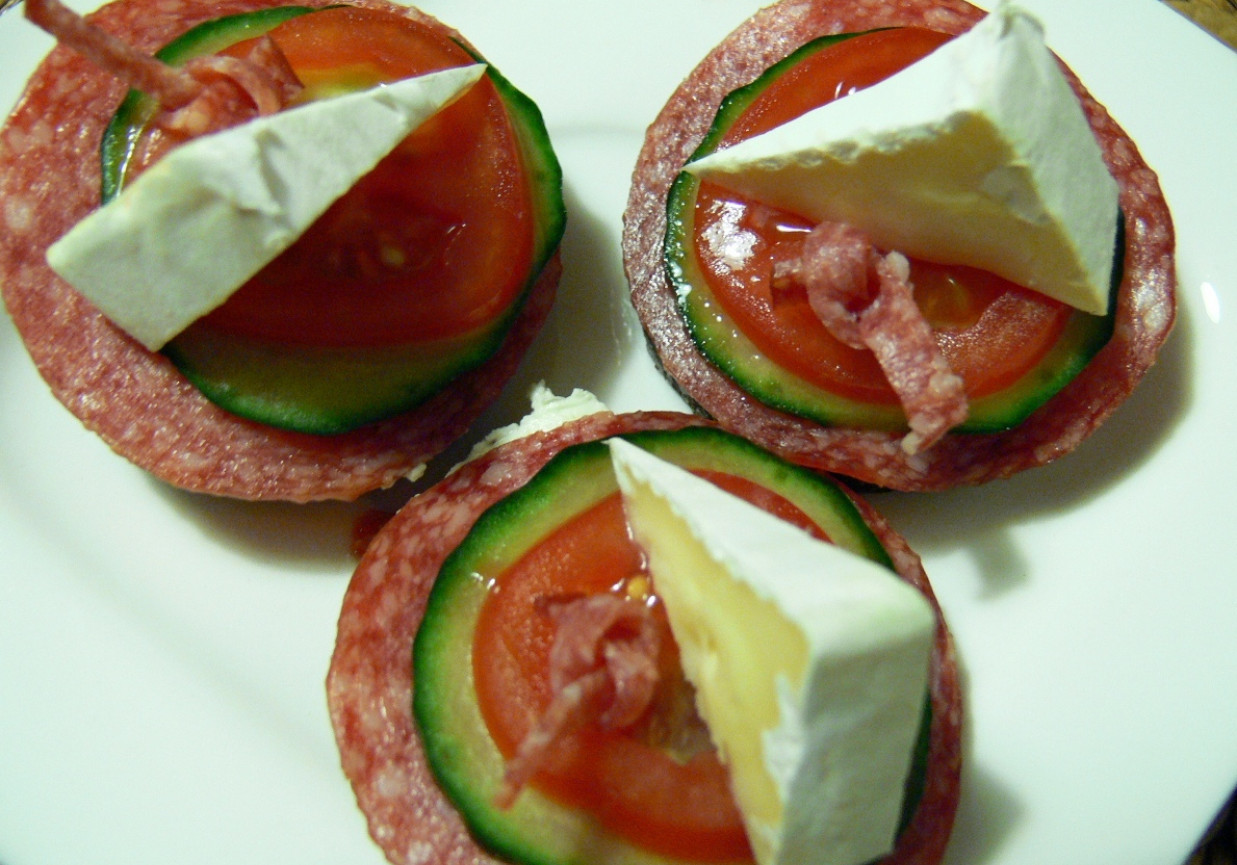 Kanapeczki z serkiem pleśniowym i salami DoradcaSmaku.pl