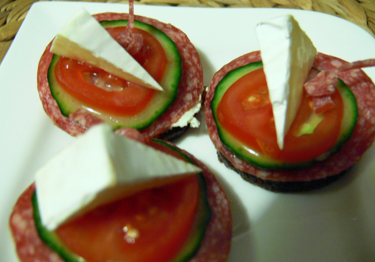 Kanapeczki z serkiem pleśniowym i salami DoradcaSmaku.pl