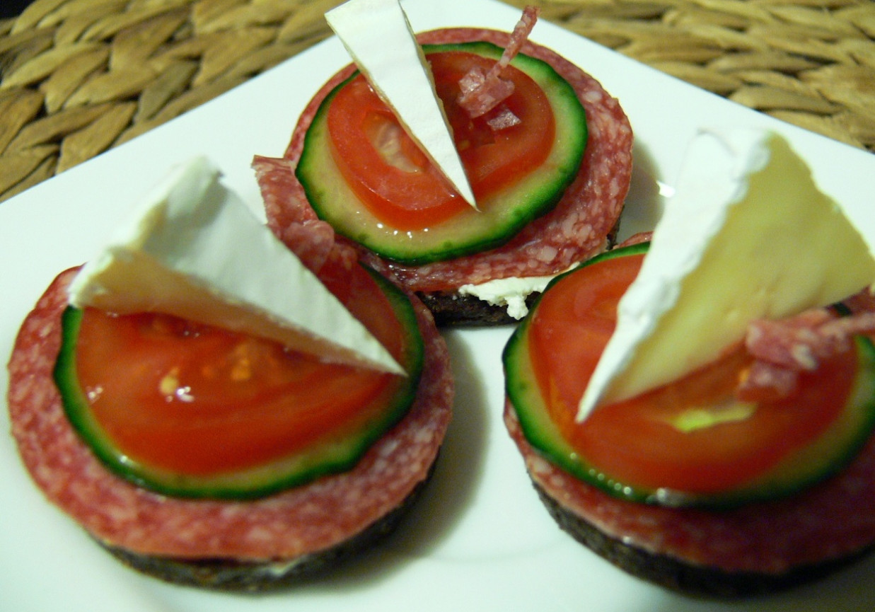 Kanapeczki z serkiem pleśniowym i salami DoradcaSmaku.pl