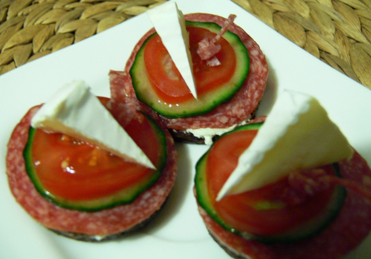 Kanapeczki z serkiem pleśniowym i salami DoradcaSmaku.pl
