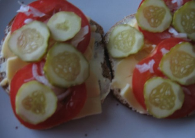 Fotografia przedstawiająca kanapka kolacyjna z ogórkiem małosolnym, pomidorem...