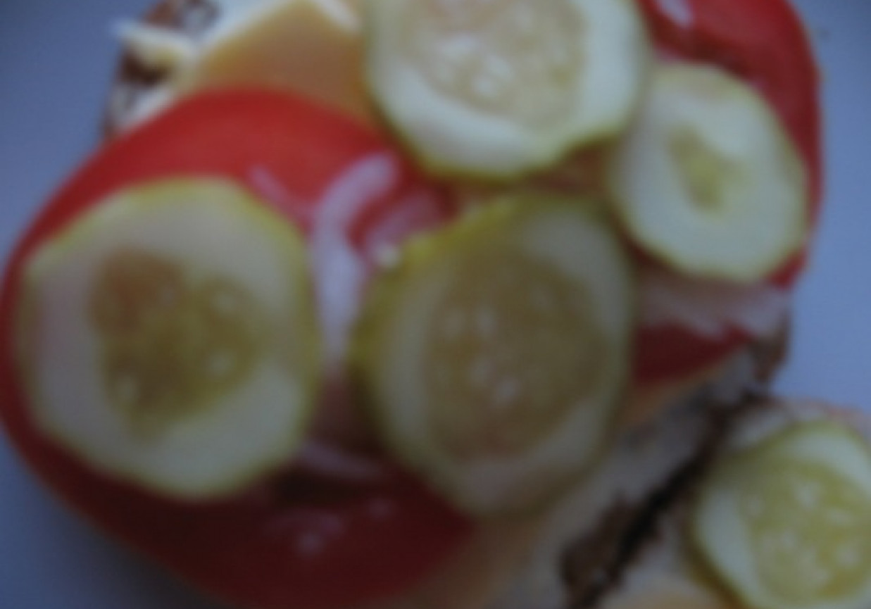kanapka kolacyjna z ogórkiem małosolnym, pomidorem... foto