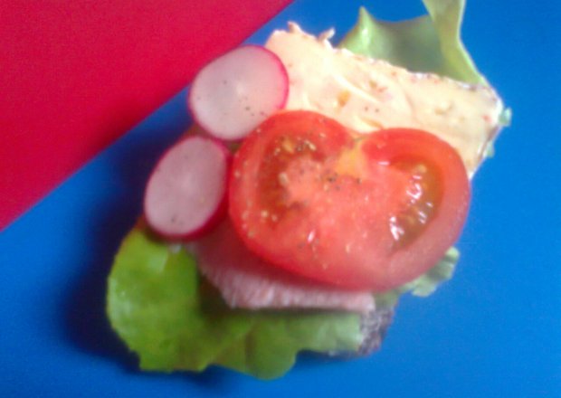 Fotografia przedstawiająca Kanapka kolacyjna z sałatą, serem podpuszkowym z pepperoni i...