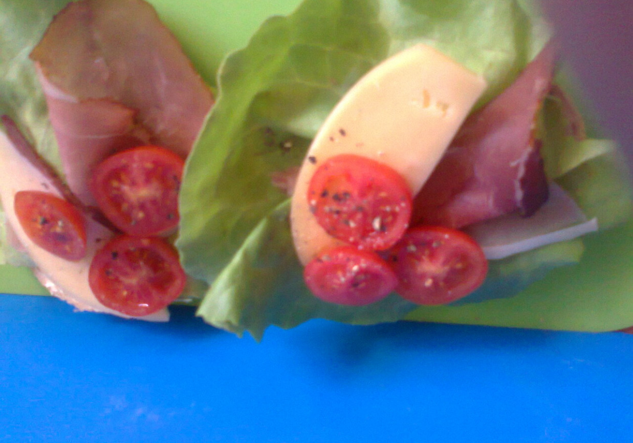 Kanapka kolacyjna z sałatą, serem, pomidorem cherry i foto