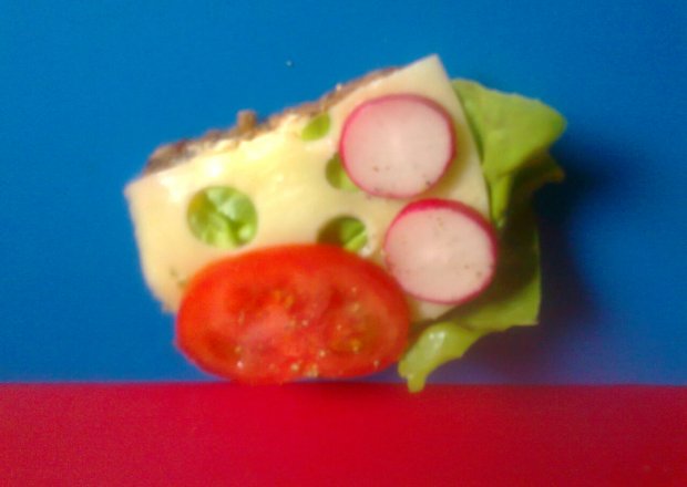 Fotografia przedstawiająca Kanapka kolacyjna z sałatą, serem z dziurami i...
