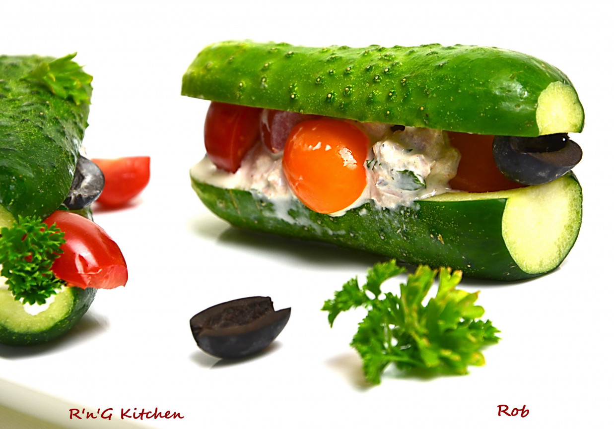 Kanapka ogórkowa z tuńczykiem foto
