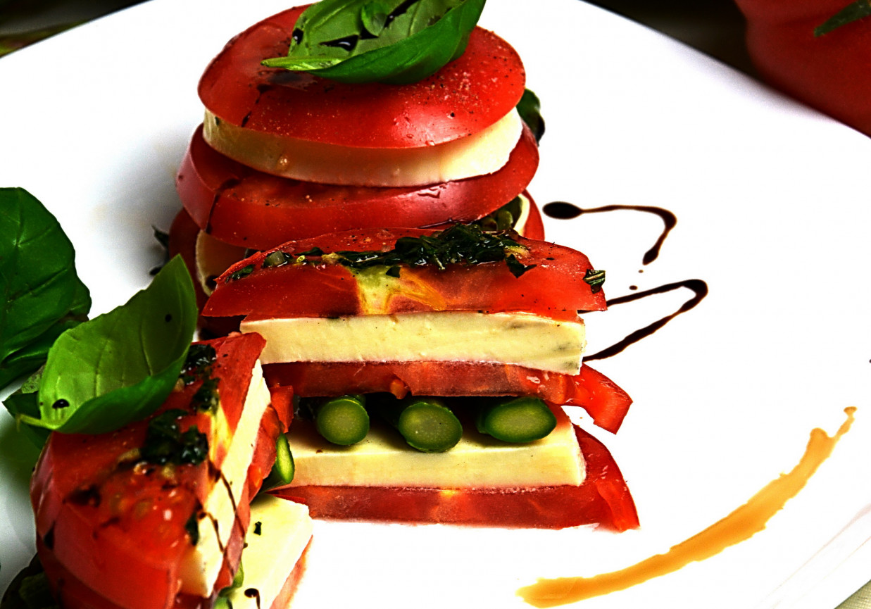 „Kanapka” pomidorowo – szparagowa z mozzarelą foto