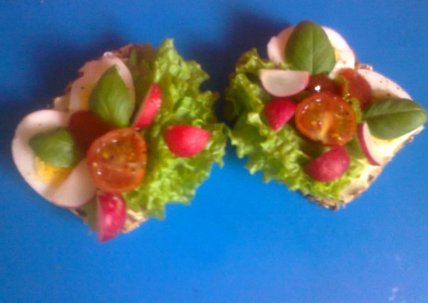 Fotografia przedstawiająca kanapka śniadaniowa wiosenna