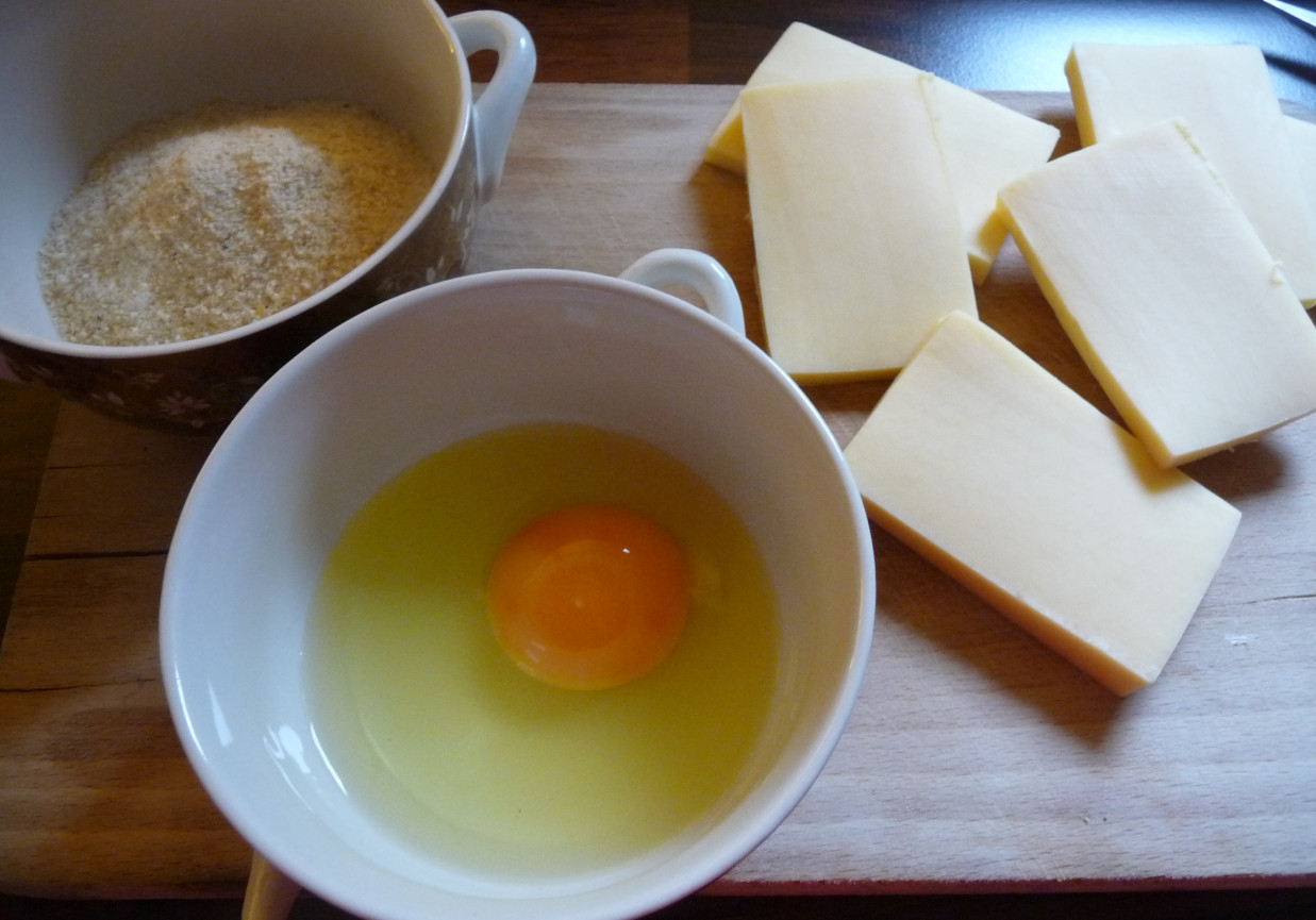 Kanapka z awokado i smażonym żółtym serem foto