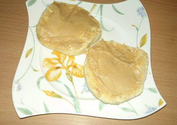 Fotografia przedstawiająca Kanapka z domowym masłem orzechowym