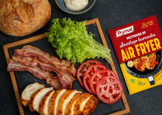 Fotografia przedstawiająca Kanapka z grillowanym kurczakiem BLT z air fryera