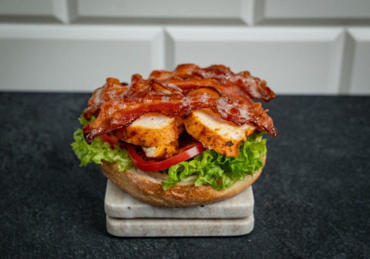 Kanapka z grillowanym kurczakiem BLT z air fryera foto