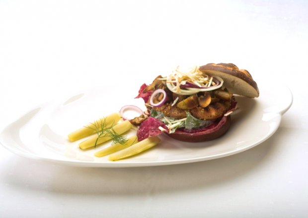 Fotografia przedstawiająca Kanapka z grillowanym schabem karkowym z pieczarkami i tartym serem oscypek