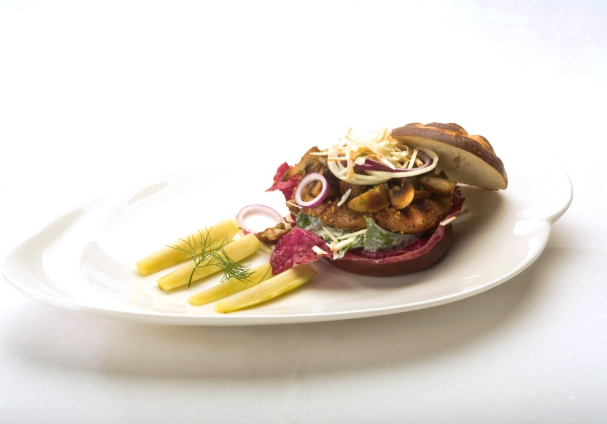 Kanapka z grillowanym schabem karkowym z pieczarkami i tartym serem oscypek foto