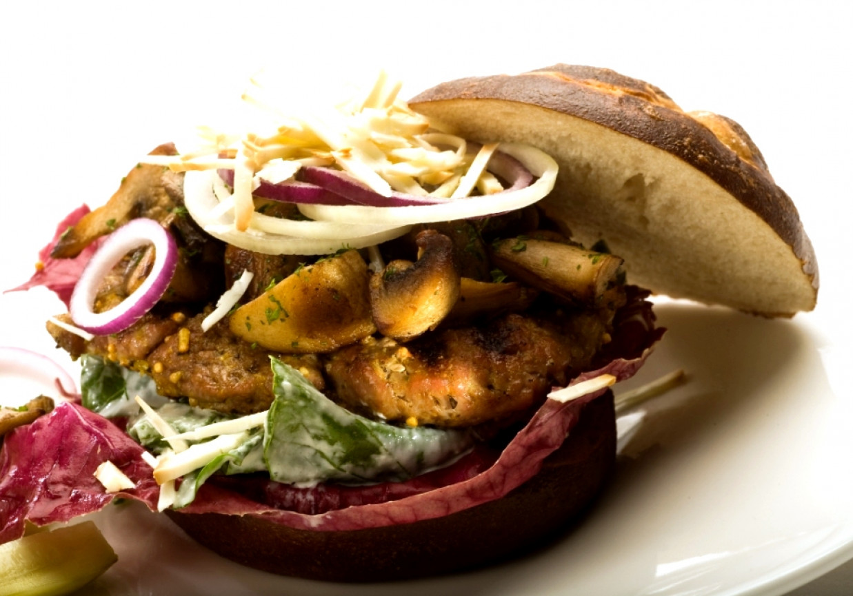 Kanapka z grillowanym schabem karkowym z pieczarkami i tartym serem oscypek foto