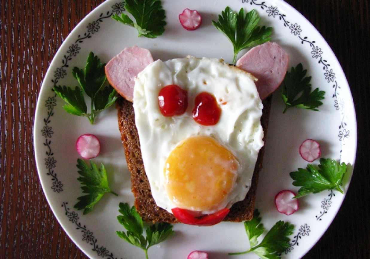 Kanapka z jajkiem sadzonym dla dzieci foto