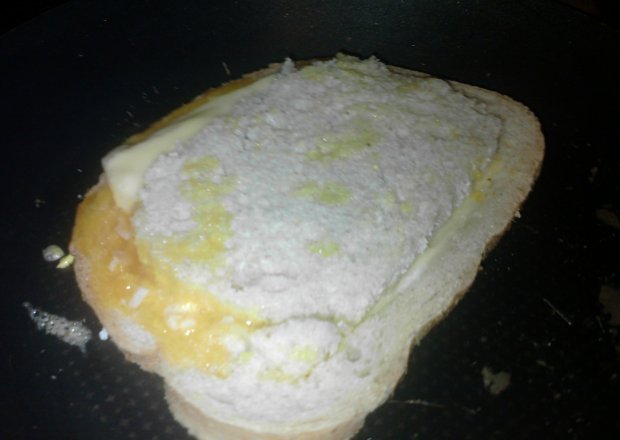 Fotografia przedstawiająca kanapka z jajkiem sadzonym