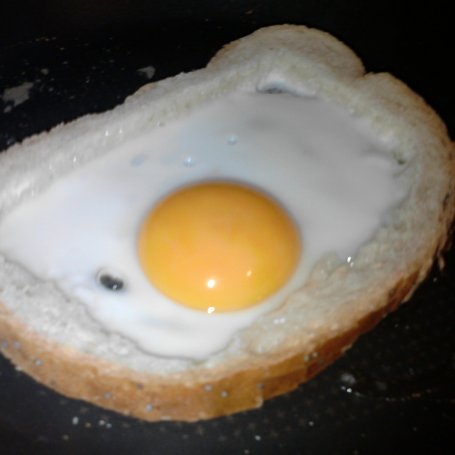 Krok 1 - kanapka z jajkiem sadzonym foto