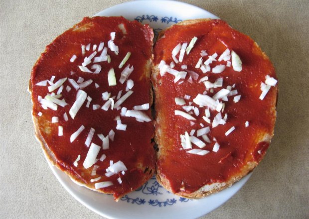 Fotografia przedstawiająca Kanapka z koncentratem pomidorowym