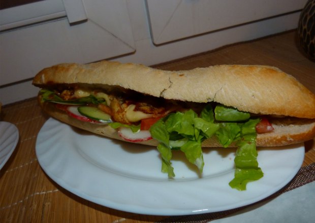 Fotografia przedstawiająca kanapka z kurczakiem berbecue