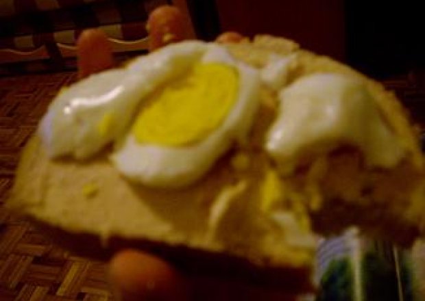 Fotografia przedstawiająca kanapka z pasztetem i jajkiem