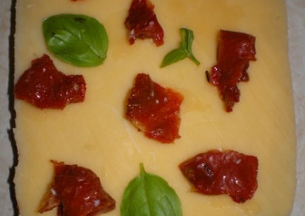 Fotografia przedstawiająca Kanapka z serem i suszonymi pomidorami