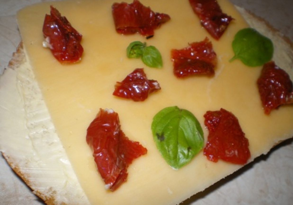 Kanapka z serem i suszonymi pomidorami foto