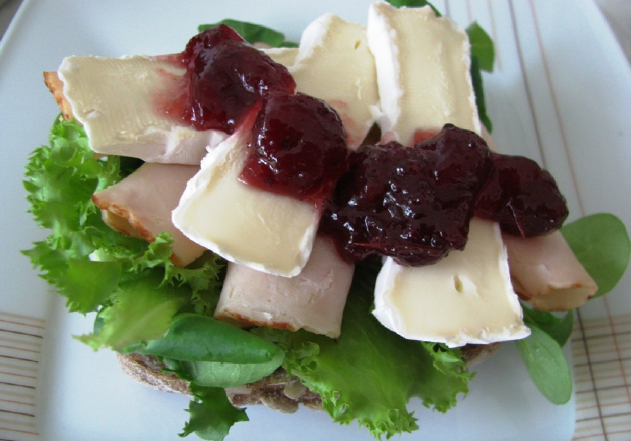 Kanapka z serem pleśniowym i żurawiną foto